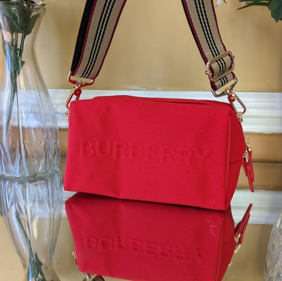 Burberry Pouch converted into to shoulder bag or cross body - Picture 15 of 16
